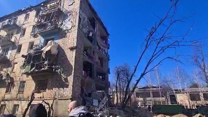 Trosky, zima a zkáza. Ruské bomby dopadají na obydlené části Kyjeva